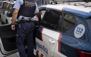 Recurs mossos d'esquadra agent entrant al cotxe / Foto: Carlos Baglietto
