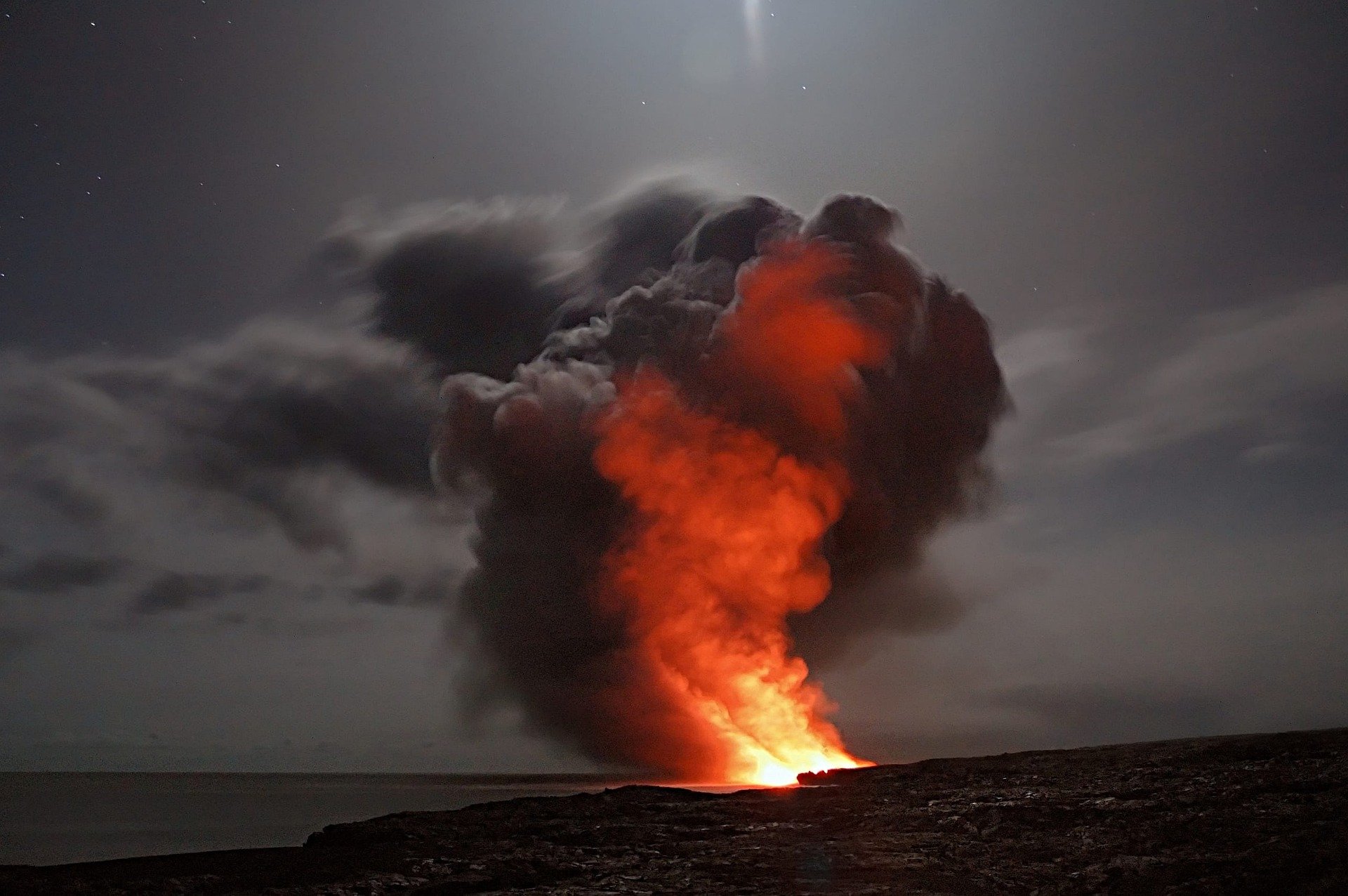 Imatge d'un volcà submarí en erupció en una imatge d'arxiu / PIXABAY