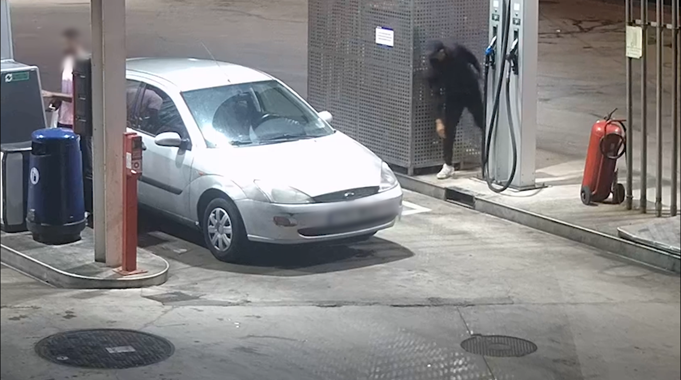 Moment en el que l'home va robar un client en una benzinera de Tarragona / MOSSOS D'ESQUADRA