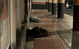 Persones sense sostre dormint al carrer en una imatge d'arxiu / PP LPGC
