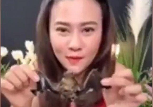 Fotograma del vídeo on es veu a la 'influencer' menjant ratpenats