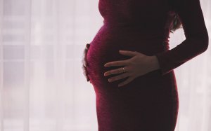 Una dona embarassada en una imatge d'arxiu / PIXABAY