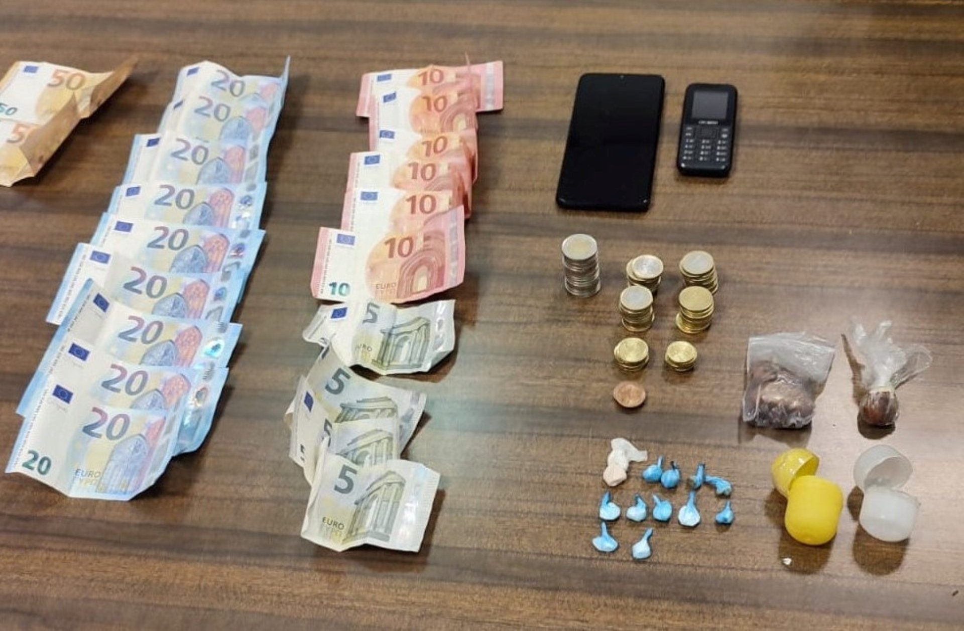 Els diners i les drogues confiscades per la Policia Nacional a Palma (Mallorca) / POLICIA NACIONAL