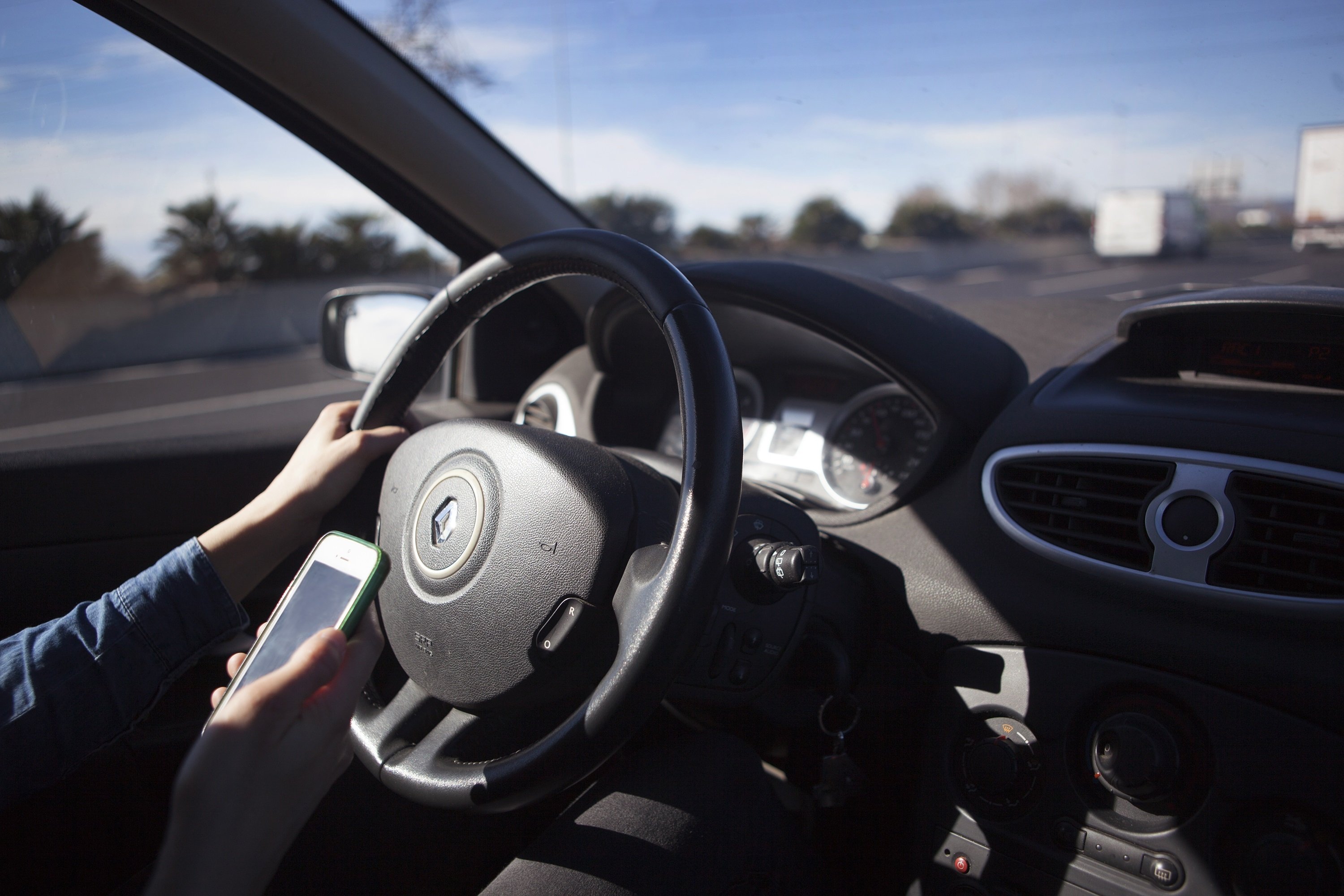 Imatge d'arxiu d'un conductor fent servir el telèfon mòvil mentre condueix el cotxe / TRÀNSIT