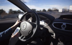 Imatge d'arxiu d'un conductor fent servir el telèfon mòvil mentre condueix el cotxe / TRÀNSIT