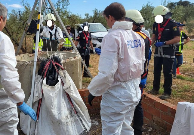 La Policia Nacional durant l'extracció del cadàver de David Gómez a Sevilla / POLICIA NACIONAL