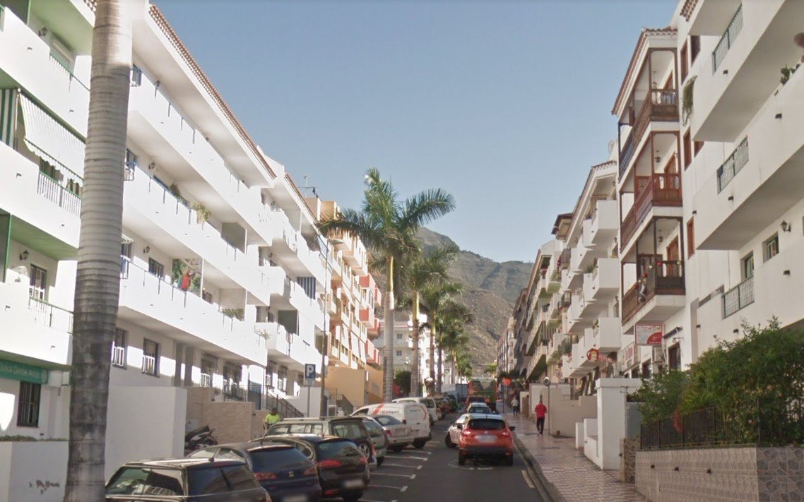 Una de les avingudes de Adeje, a Tenerife, on possiblement es va produir el robatori a la octogenària / GOOGLE STREET VIEW