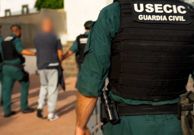 Moment de la detenció d'un dels integrants de l'organització criminal que transportava drogues per Europa camiflada com ajuda humanitària pel poble ucraïnès / GUÀRDIA CIVIL