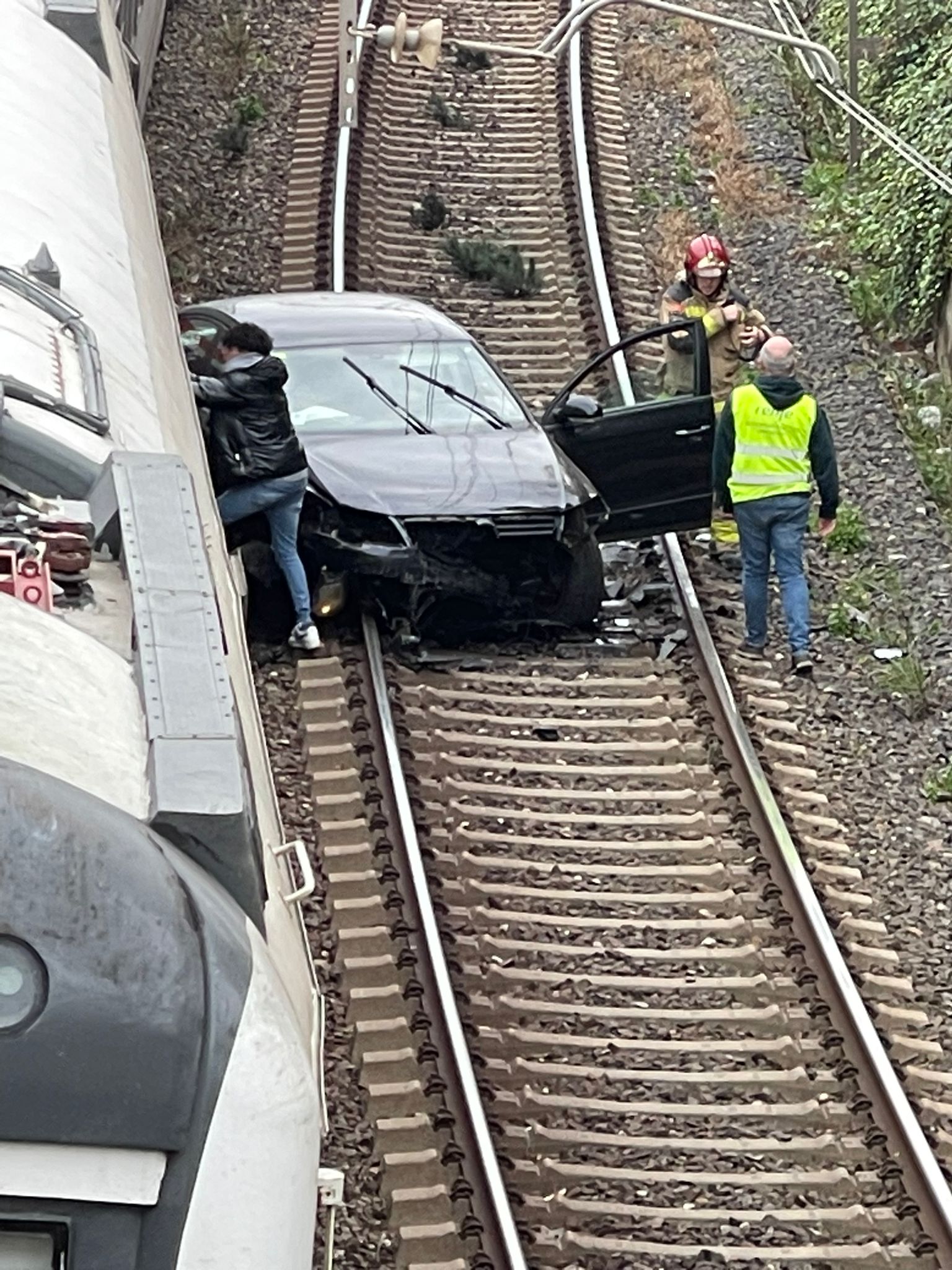 El cotxe que s'ha accidentat a les vies del tren a Reus / GUÀRDIA URBANA REUS