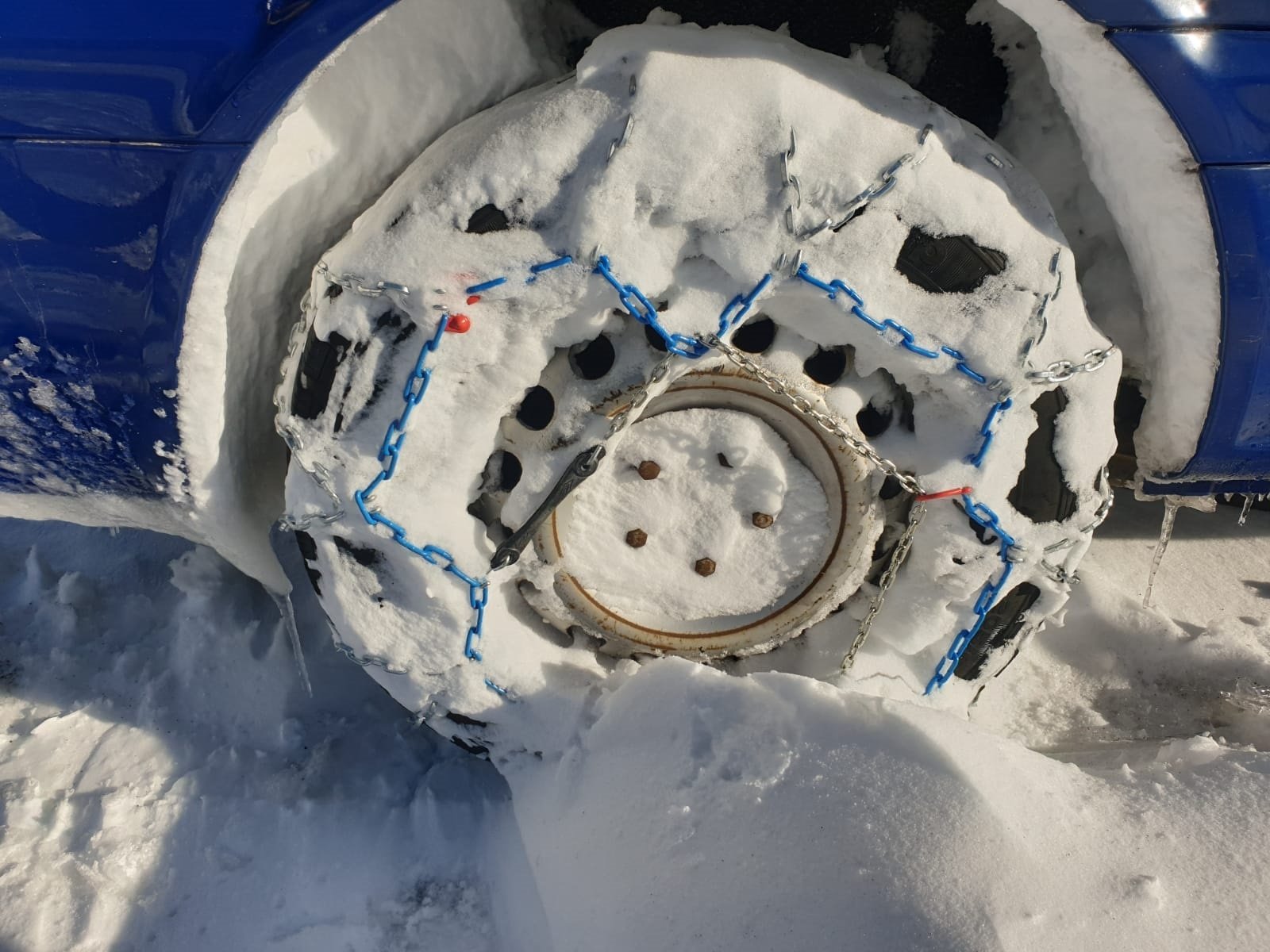 Una roda amb cadenes per poder circular aquest hivern per la neu als Pirineus, en una imatge d'arxiu / SERVEI CATALÀ DE TRÀNSIT