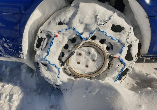 Una roda amb cadenes per poder circular aquest hivern per la neu als Pirineus, en una imatge d'arxiu / SERVEI CATALÀ DE TRÀNSIT