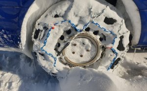 Una roda amb cadenes per poder circular aquest hivern per la neu als Pirineus, en una imatge d'arxiu / SERVEI CATALÀ DE TRÀNSIT