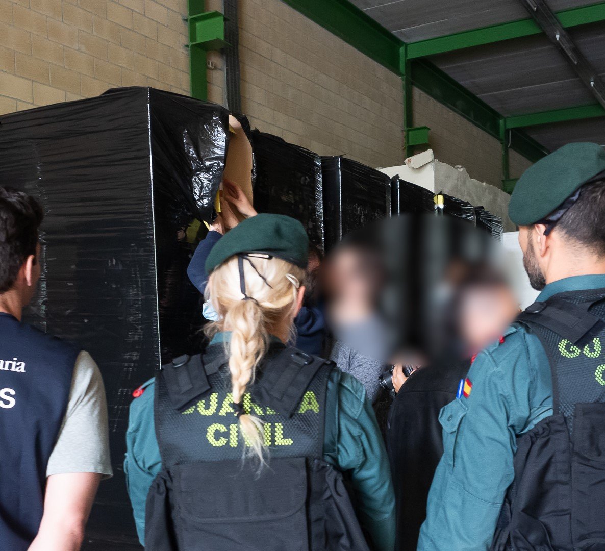 Agentes de la Guardia Civil en uno de los cacheos en las naves industriales / GUARDIA CIVIL