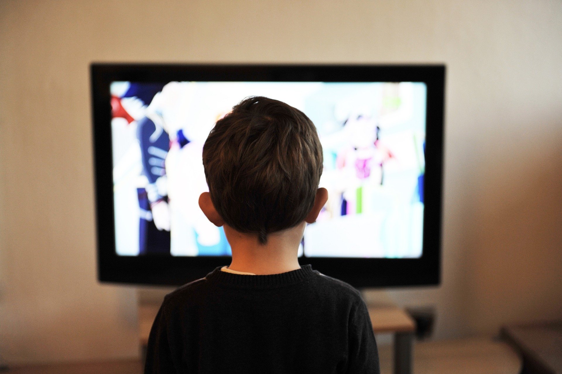 Un noi menor d'edat davant de la televisió, en una imatge d'arxiu / PIXABAY