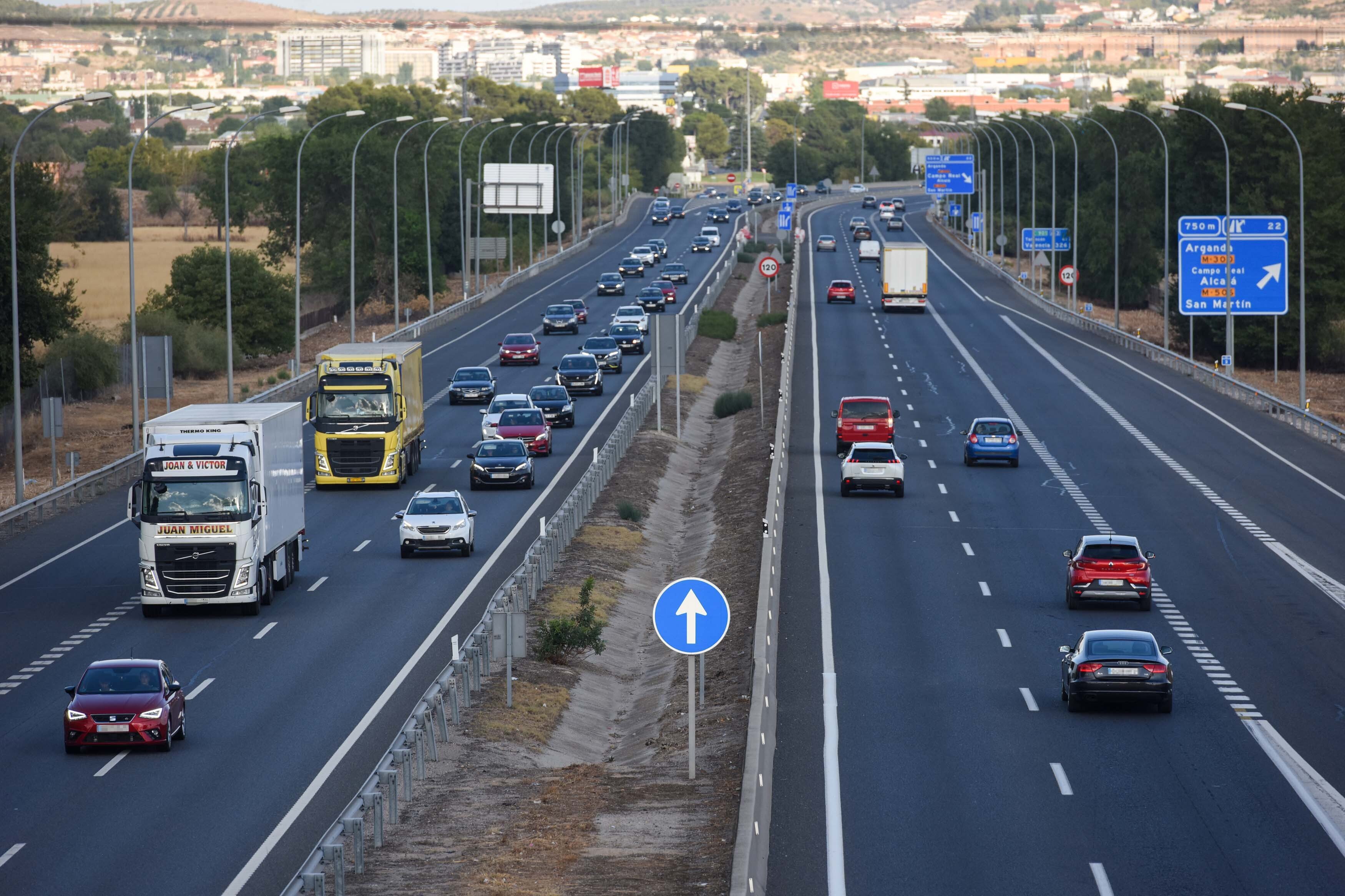 Diferents cotxes i camions en una carretera, en una imatge d'arxiu / Gustavo Valiente - Europa Press