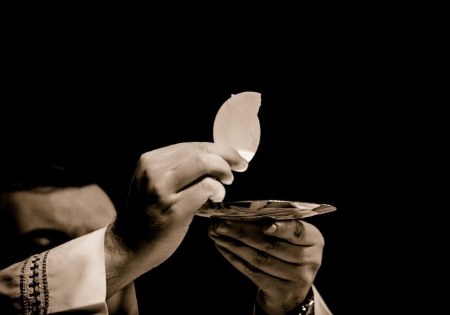 Imatge d'arxiu d'un capellà celebrant l'eucaristia / PIXABAY