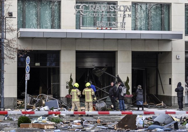 Així ha quedat l'hotel de Berlín després de l'explosió de l'aquari / EFE/EPA/FILIP SINGER