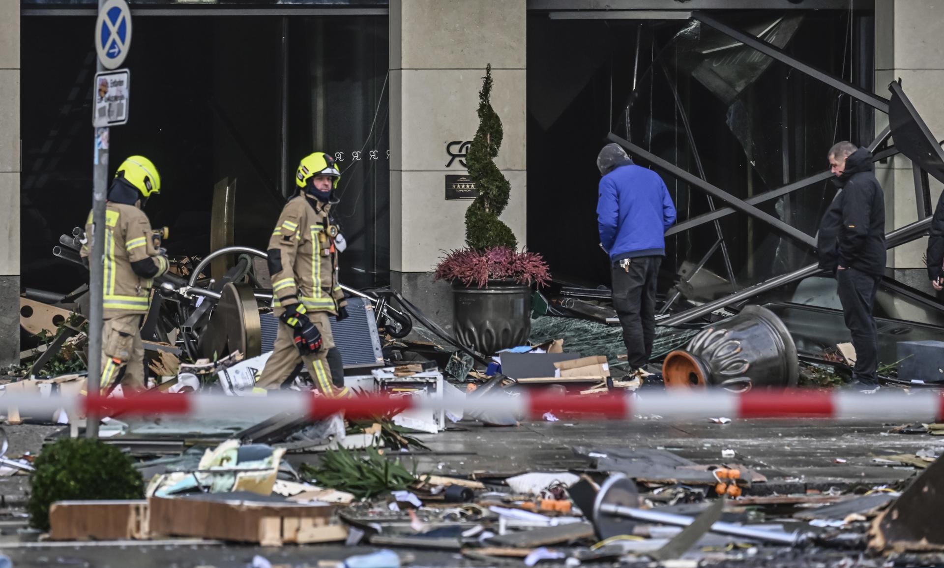Bomberos en el hotel de Berlín donde ha reventado el acuario gigante / EFE-EPA-FILIP SINGER Bomberos en el hotel de Berlín donde ha reventado el acuario gigante / EFE-EPA-FILIP SINGER