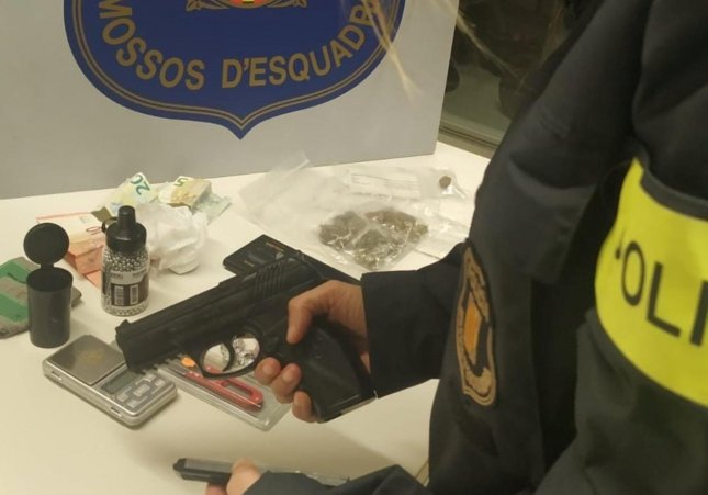 Drogues i armes confiscades pels Mossos d'Esquadra / MOSSOS