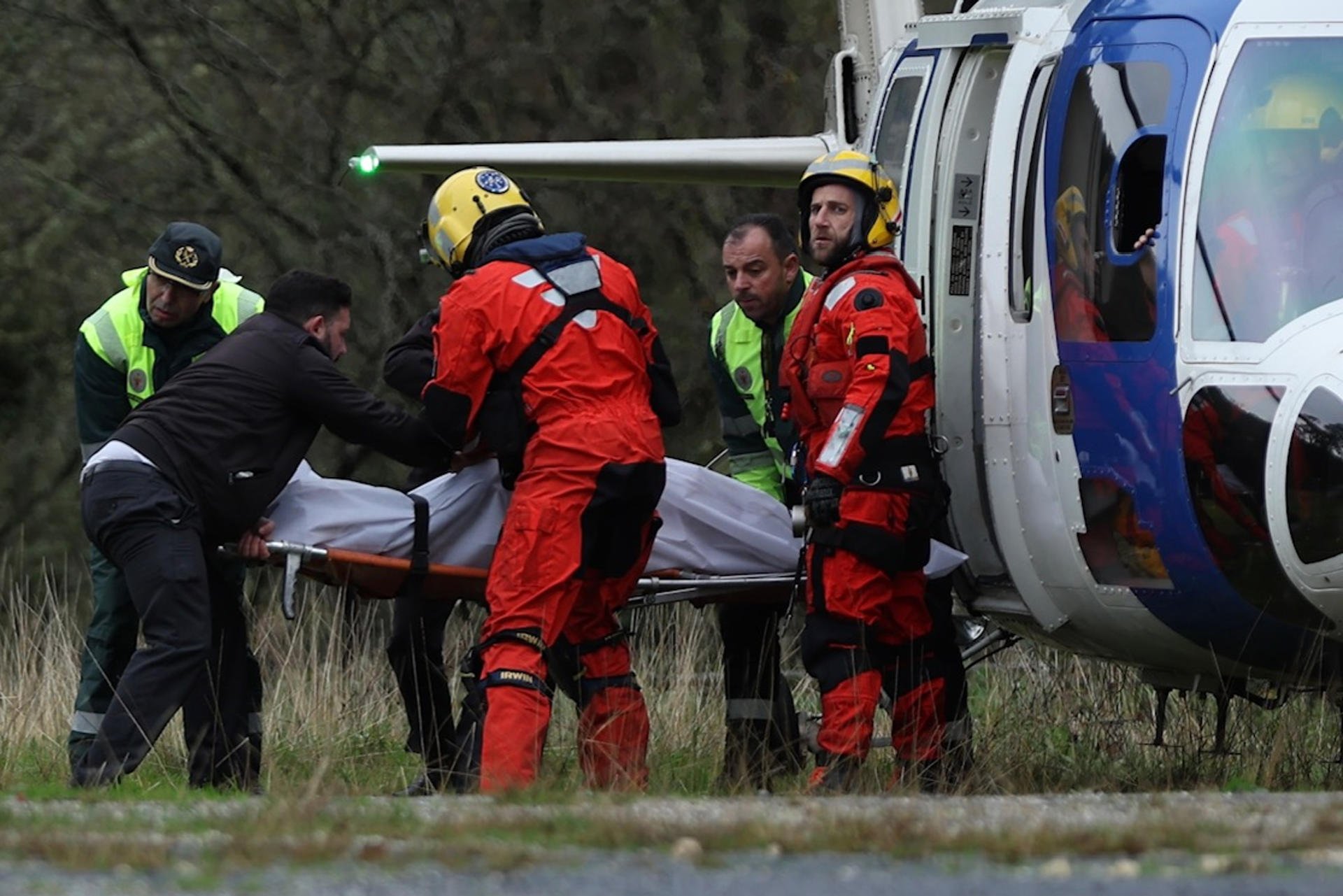 Trasllat d'un dels sis morts en l'accident d'autobús de Galícia / EFE, Sxenick