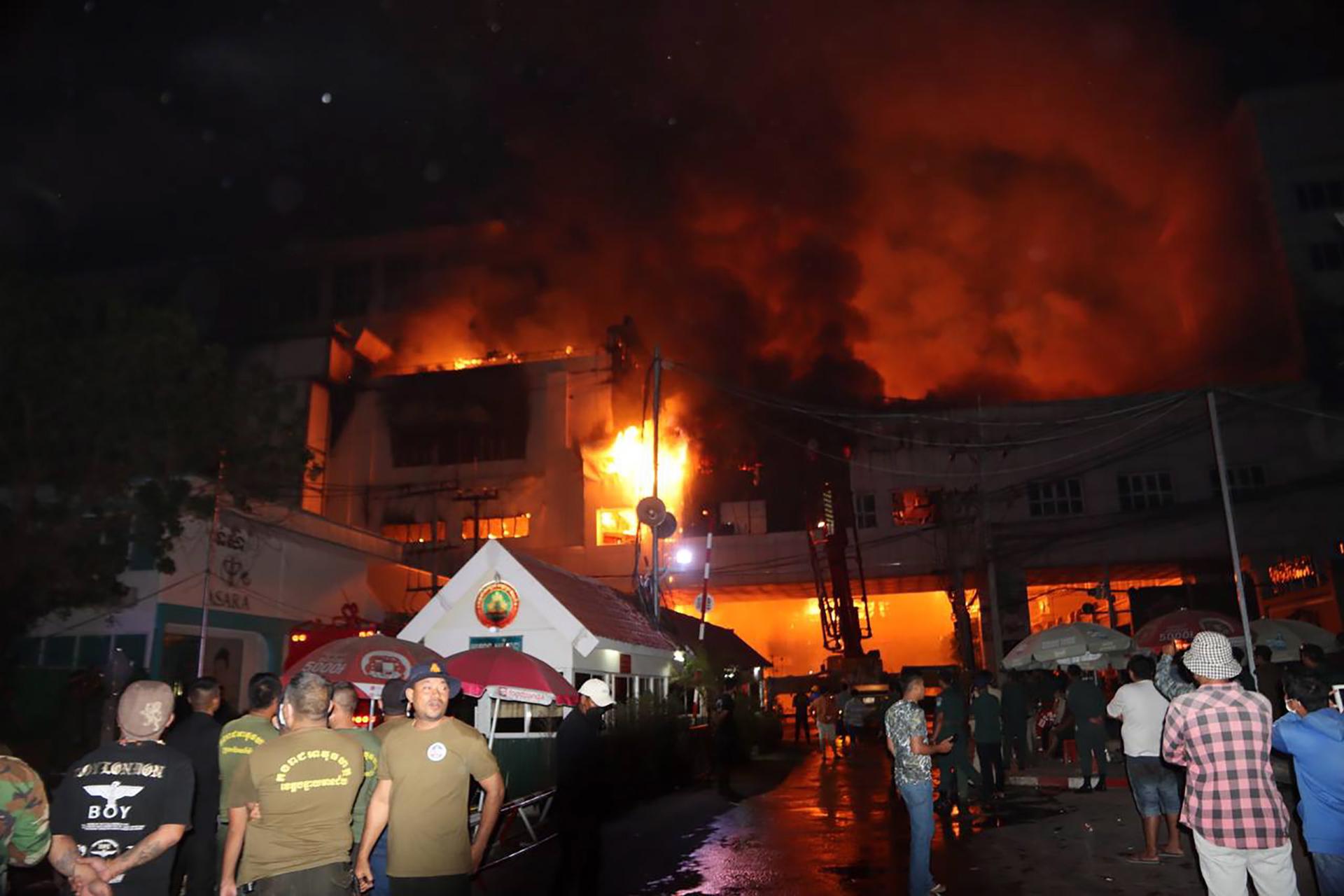 L'incendi a l'hotel casino de Cambodja aquest dimecres a la nit / EFE/EPA/STRINGER