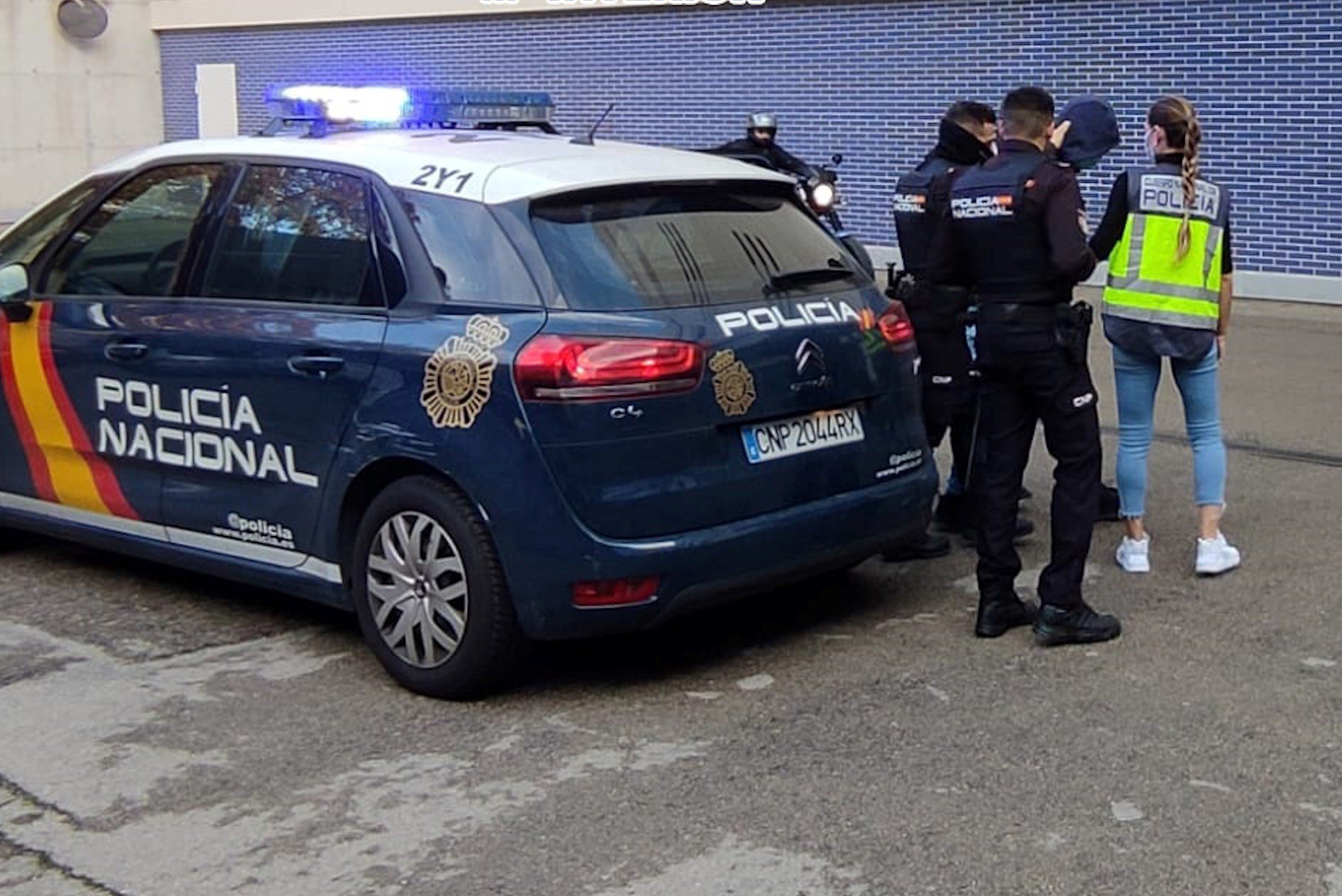 Detenció del fugitiu d'origen albanès a Barcelona pels agents de la Policia Nacional / POLICIA NACIONAL