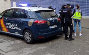 Detenció del fugitiu d'origen albanès a Barcelona pels agents de la Policia Nacional / POLICIA NACIONAL
