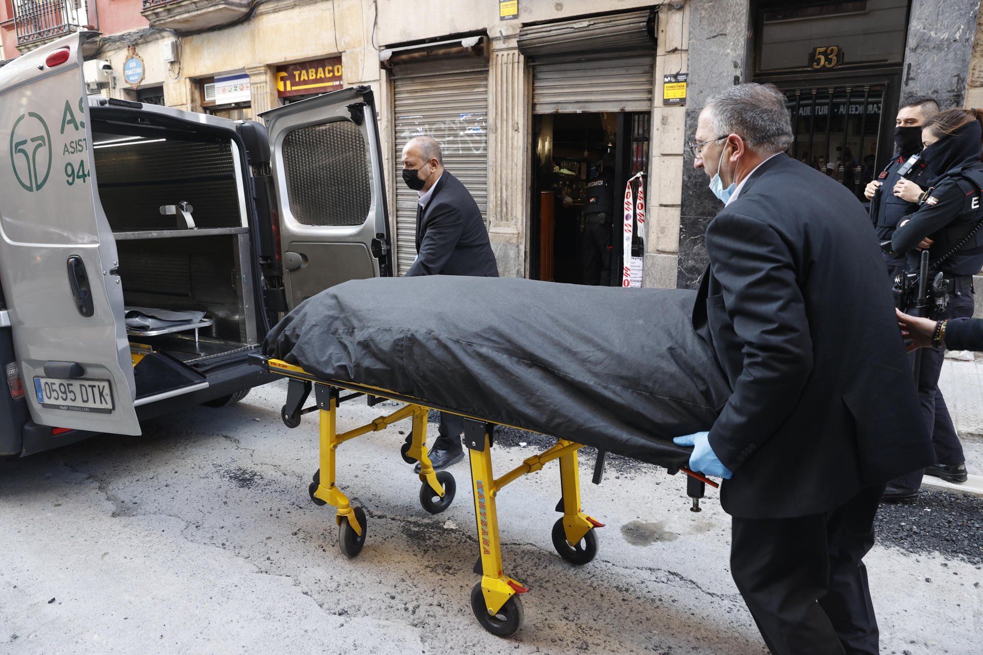 Els treballadors funeraris porten el cos sense vida de la dona assassinada a Bilbao / EFE - Miguel Toña