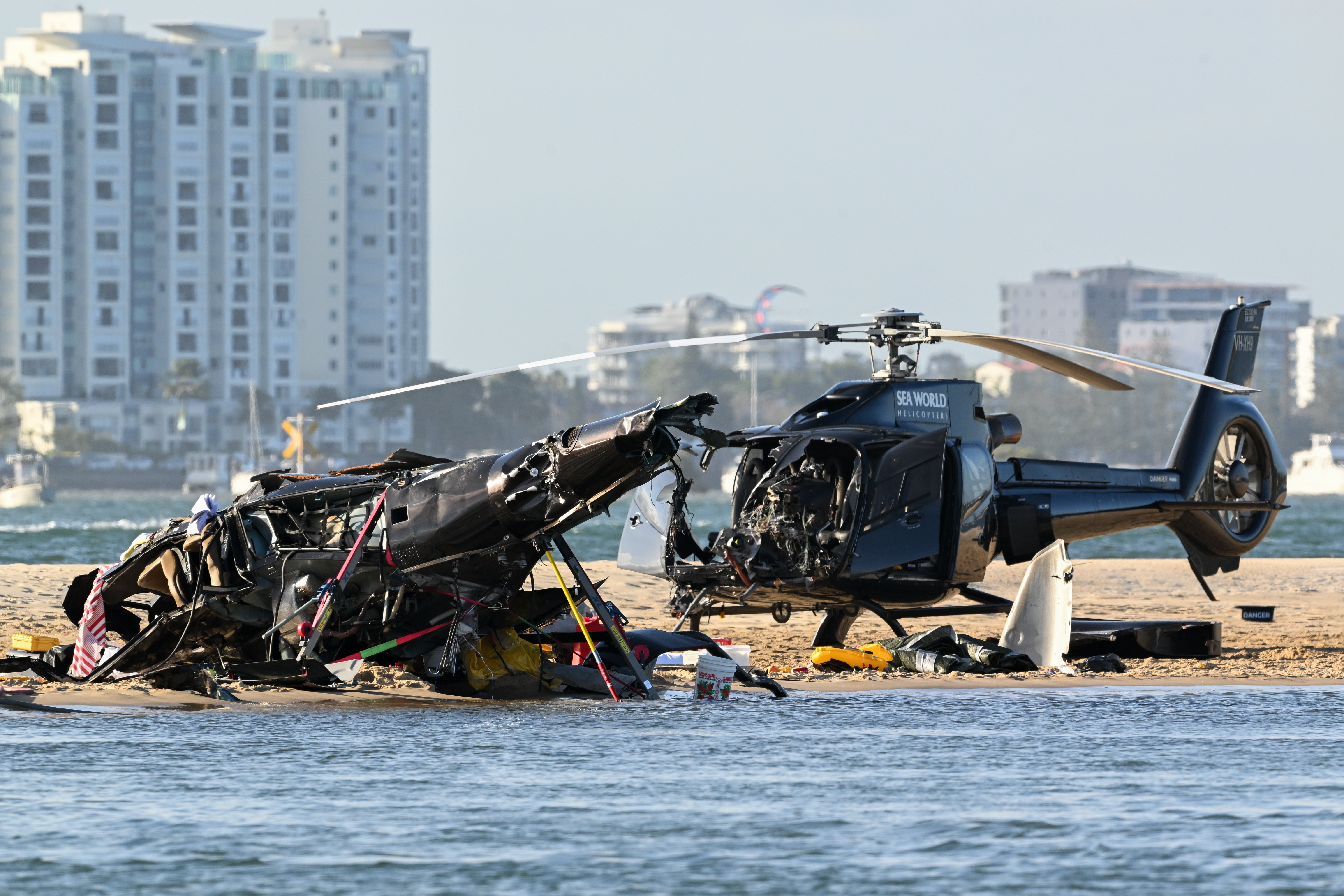 Els dos helicòpters després de l'accident en una platja de la costa est d'Austràlia / AAPIMAGE - DPA