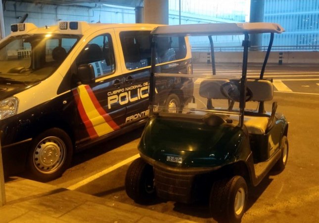 El 'buggy' de golf estacionat al costat d'un vehicle de la Policia Nacional a Alacant / POLICIA NACIONAL