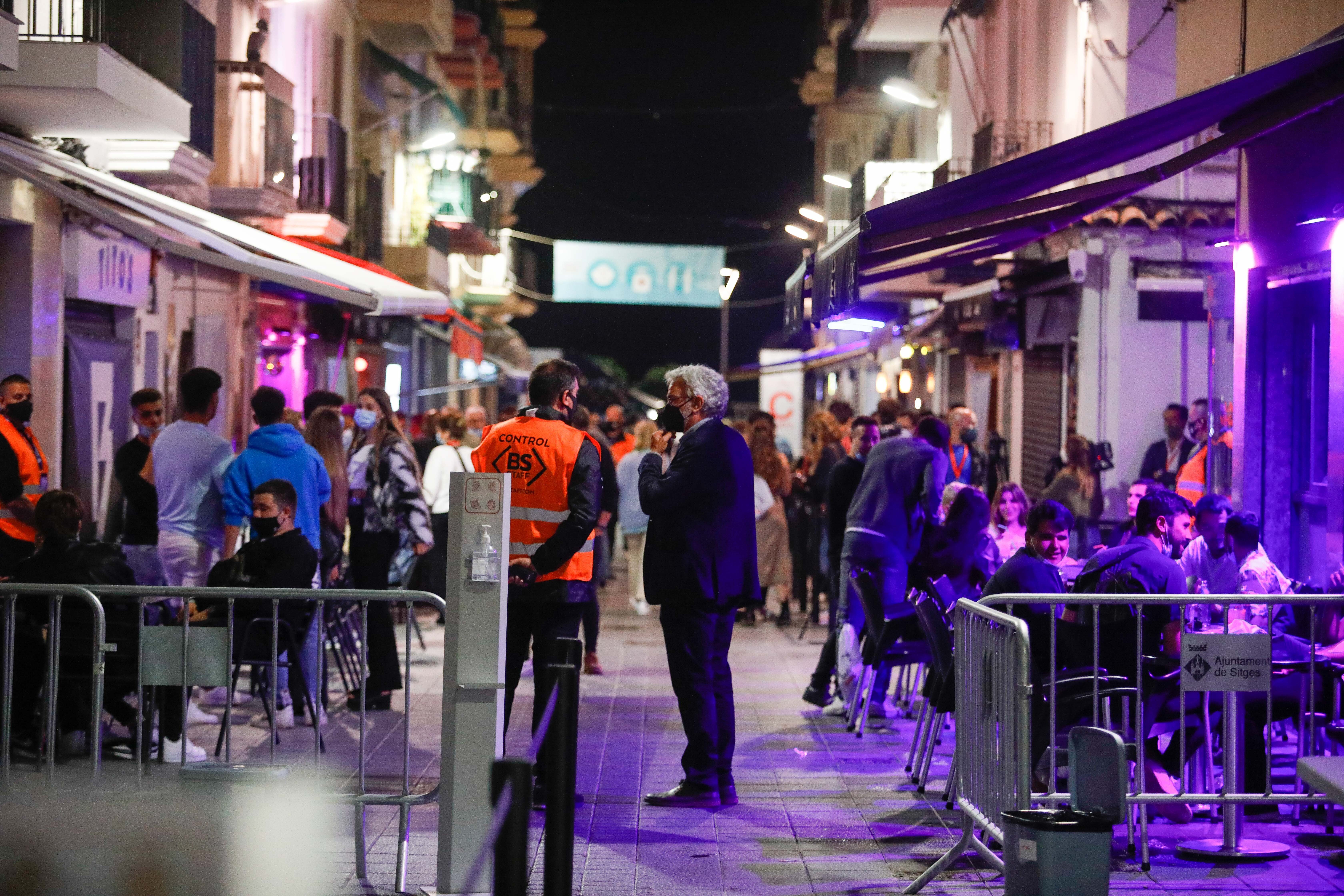 El carrer central, proper a on van produir-se les agressions la nit de Cap d'Any a Sitges, en una foto d'arxiu durant la prova pilot per la reapertura de l'oci nocturn / KIKE RINCÓN - EUROPA PRESS