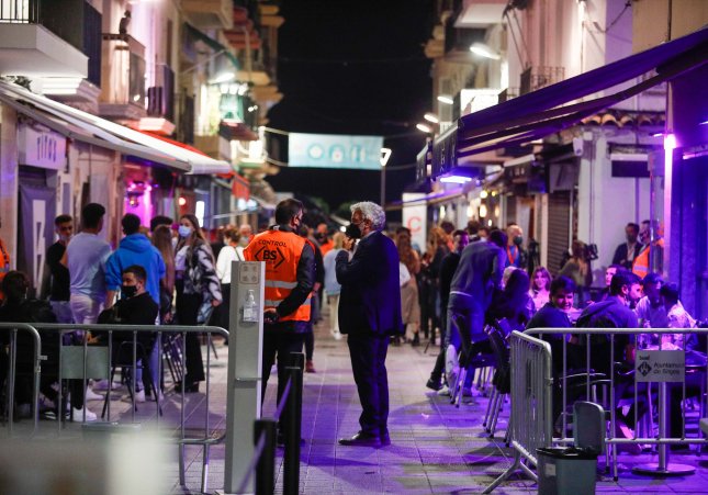 El carrer central, proper a on van produir-se les agressions la nit de Cap d'Any a Sitges, en una foto d'arxiu durant la prova pilot per la reapertura de l'oci nocturn / KIKE RINCÓN - EUROPA PRESS