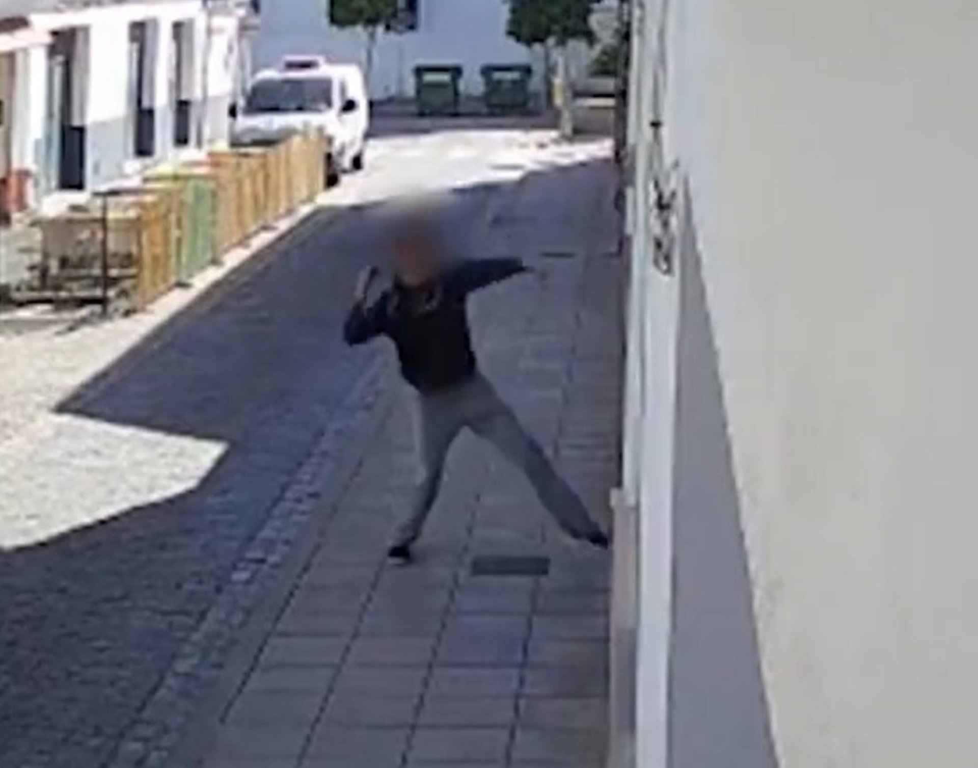 L'home colpejant la porta de la casa de l'àvia a Sanlúcar la Mayor (Sevilla)