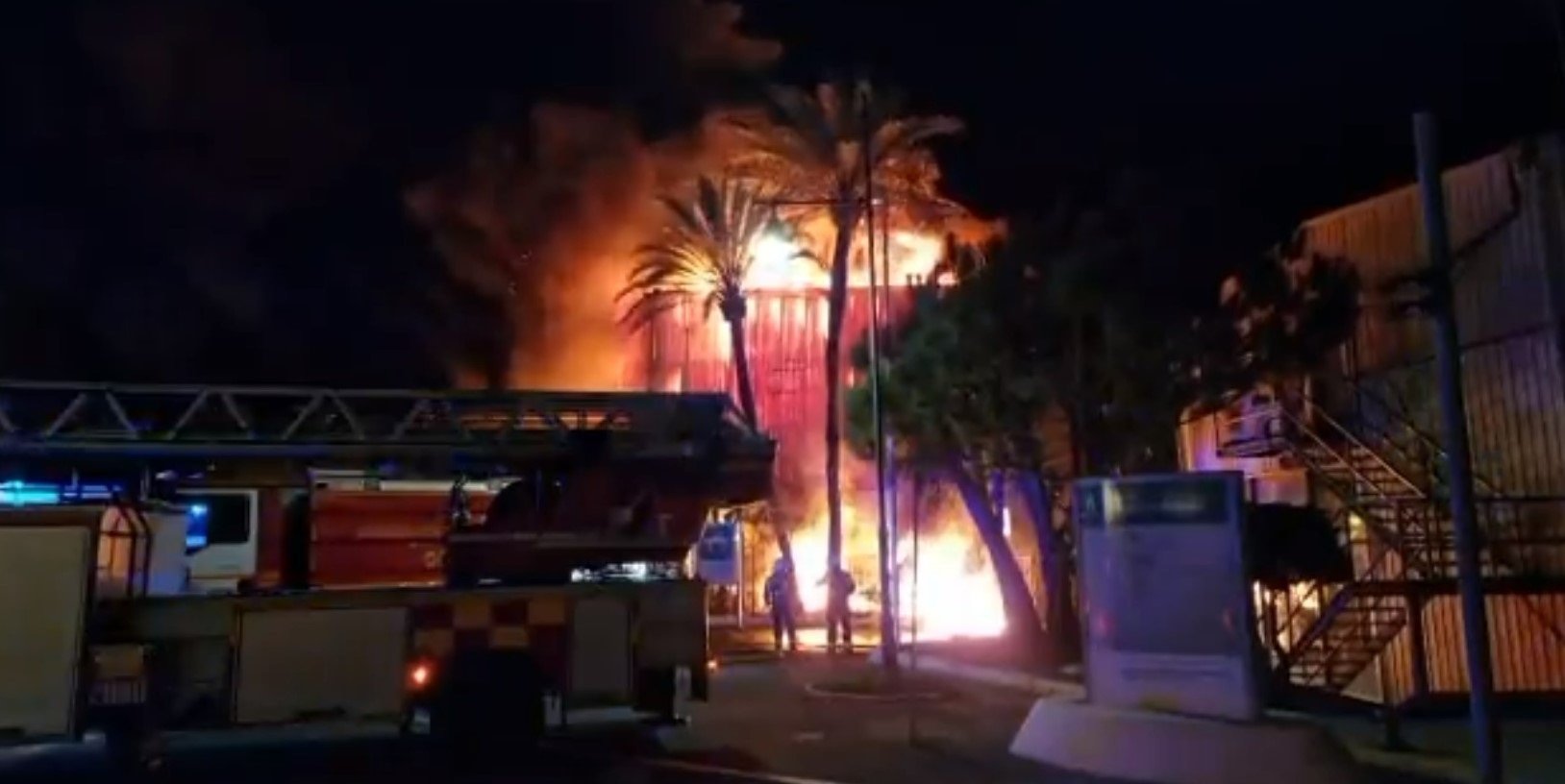 Imatge de l'incendi que ha cremat 80 vaixells en un port de Marbella / AJUNTAMENT DE MARBELLA