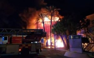 Imatge de l'incendi que ha cremat 80 vaixells en un port de Marbella / AJUNTAMENT DE MARBELLA