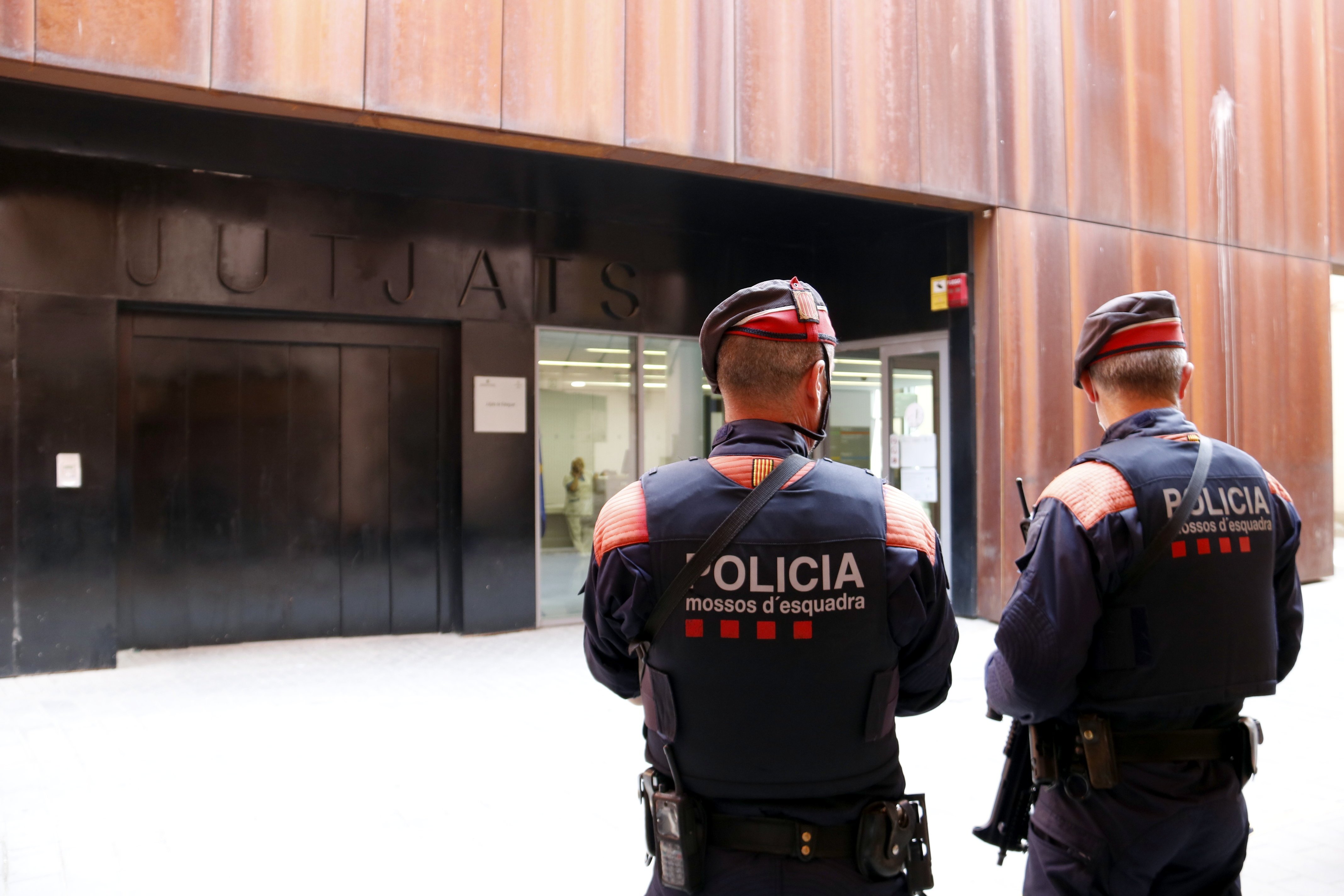 Dos Mossos d'Esquadra a l'entrada dels jutjats de Balaguer (Noguera) / LAURA CORTÉS - ACN