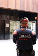 Dos Mossos d'Esquadra a l'entrada dels jutjats de Balaguer (Noguera) / LAURA CORTÉS - ACN
