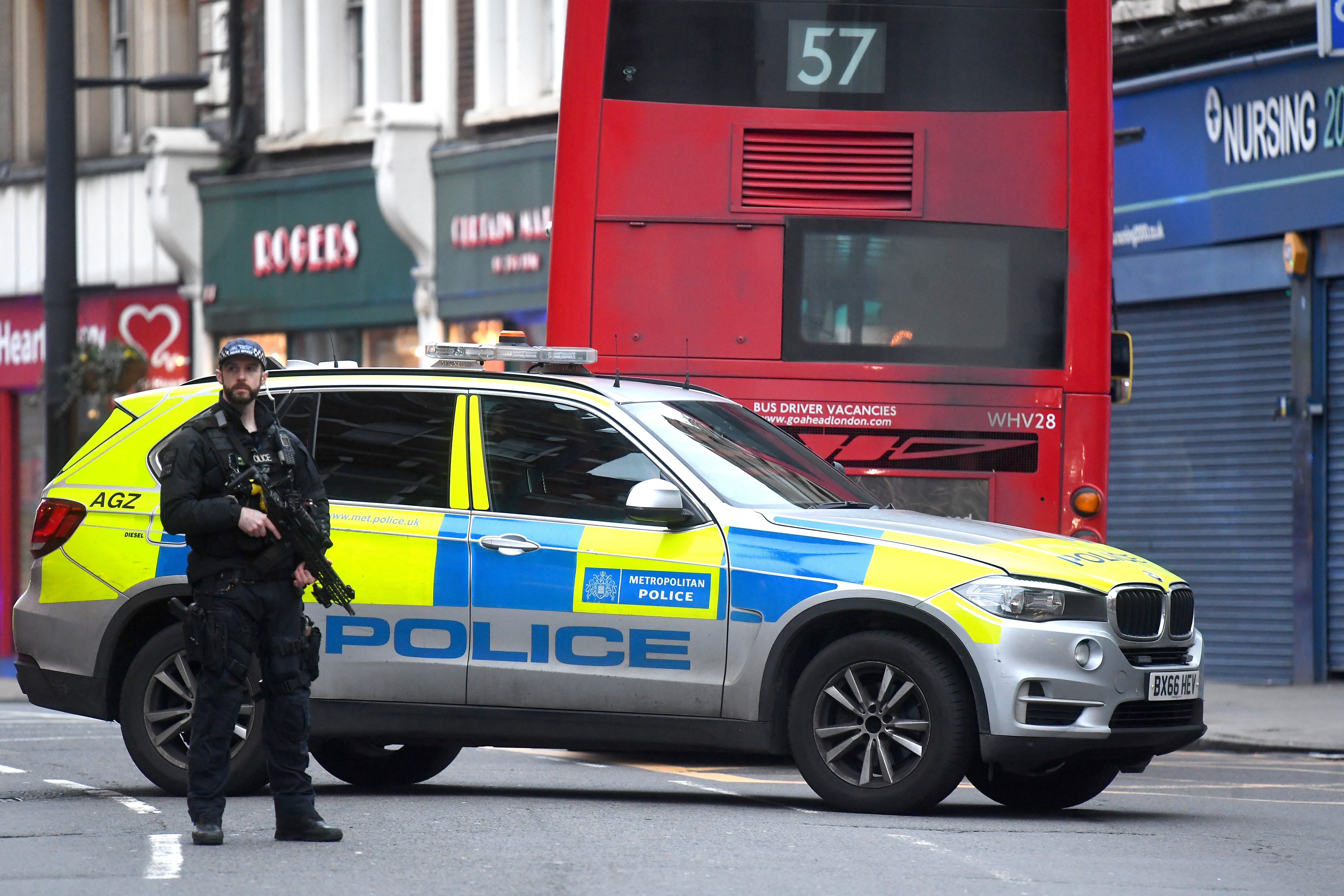 Un policia de Londres al costat del cotxe patrulla a la capital britànica en una imatge d'arxiu / Victoria Jones, PA Wire, dpa, EP