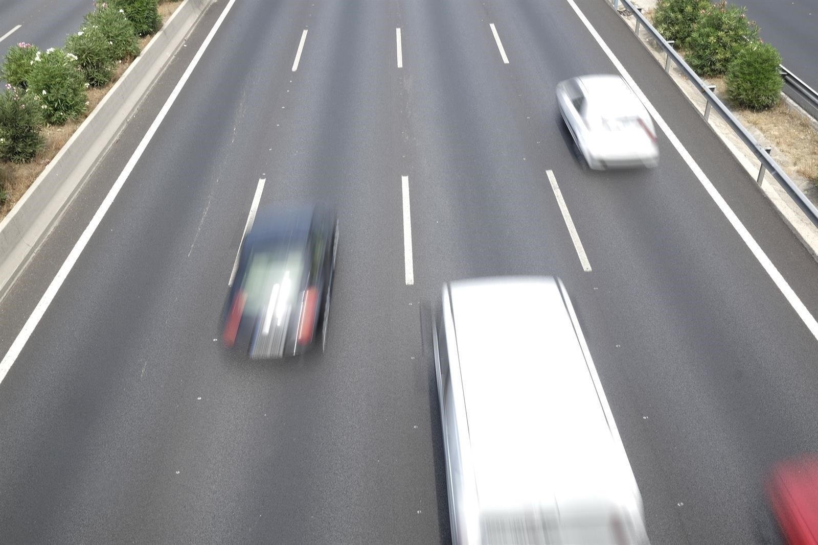 Trànsit en una carretera en una imatge d'arxiu / EUROPA PRESS