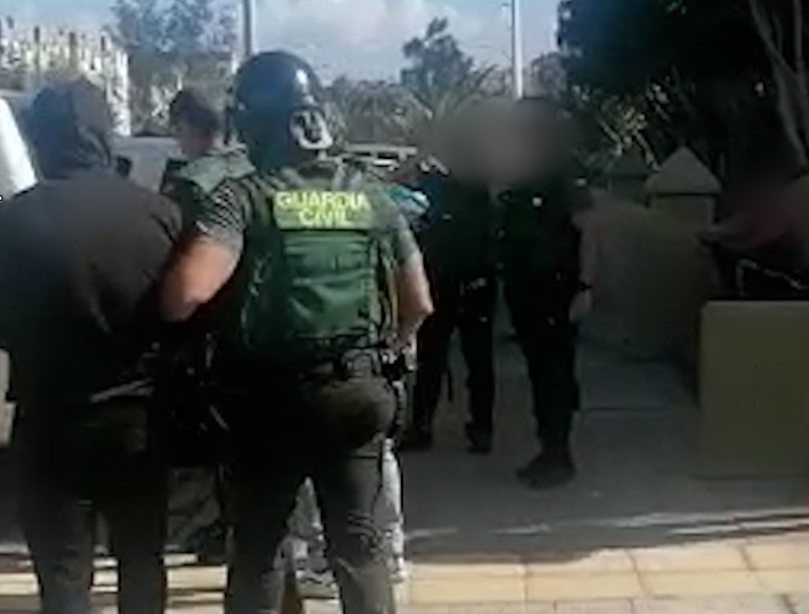 Agents durant les negociacions i detenció del presumpte agressor al pis de Gran Canària / GUÀRDIA CIVIL