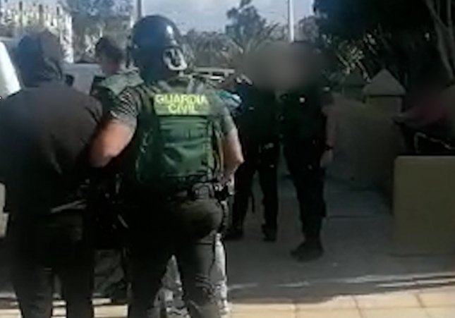 Agents durant les negociacions i detenció del presumpte agressor al pis de Gran Canària / GUÀRDIA CIVIL