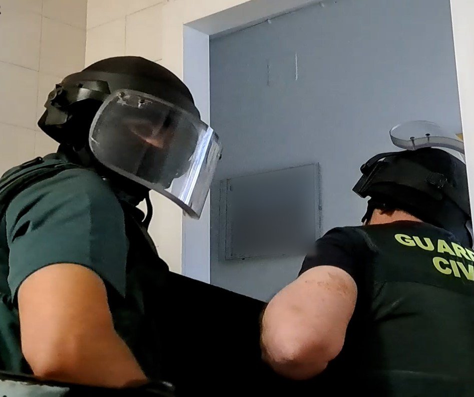 Agentes durante las negociaciones en el piso de Gran Canaria / GUARDIA CIVIL