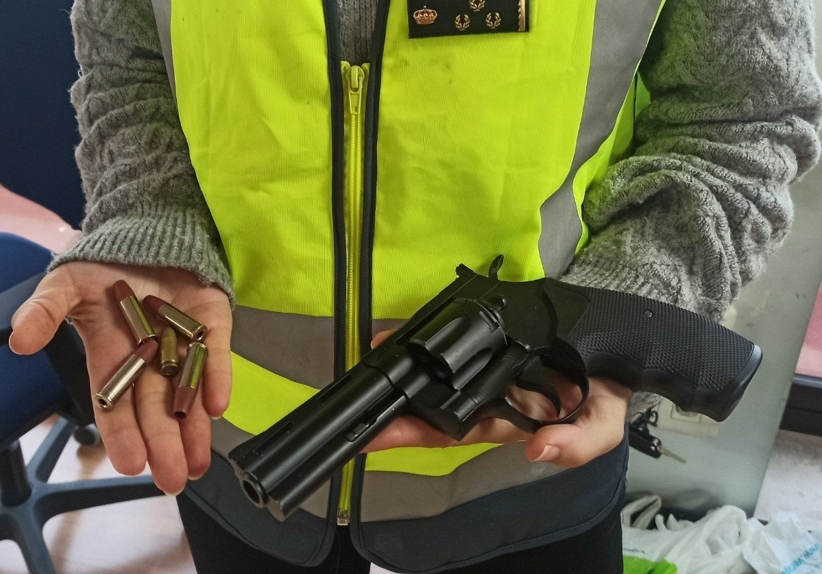 La pistola falsa amb la que l'home detingut va amenaçar els porters d'una discoteca de Palma (Mallorca) / POLICIA NACIONAL