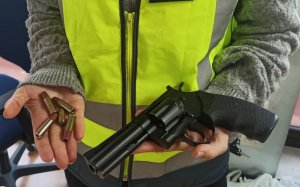 La pistola falsa amb la que l'home detingut va amenaçar els porters d'una discoteca de Palma (Mallorca) / POLICIA NACIONAL
