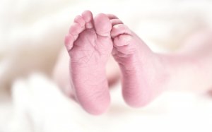 Els peus d'un nadó en una imatge d'arxiu / PIXABAY