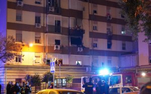 Incendi al carrer Moguer de Sevilla aquest dilluns per la tarda / FRANCISCO OLMO - EUROPA PRESS