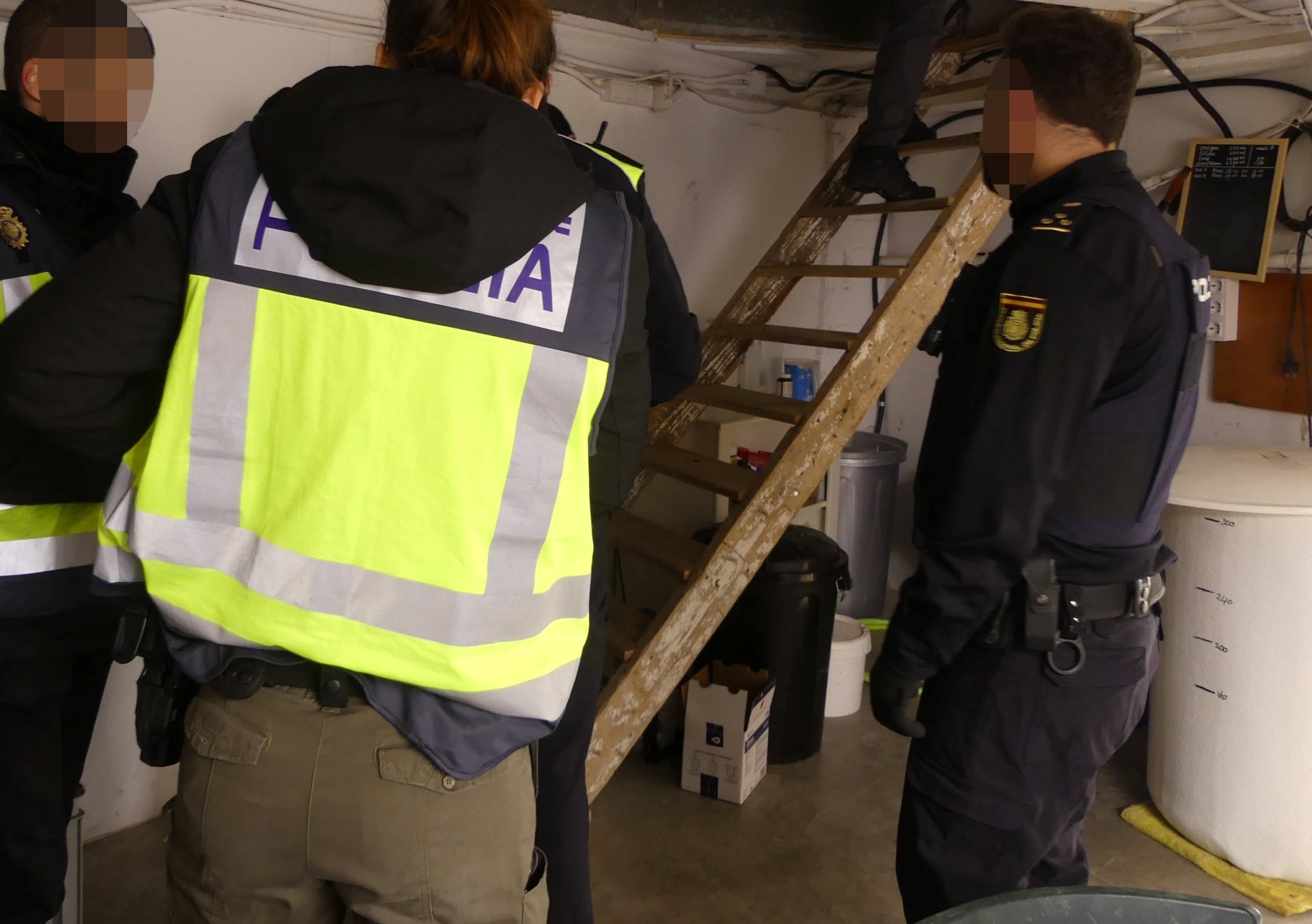 La Policía Nacional y la Policía Local de Sant Feliu de Guíxols durante el cacheo en la masía