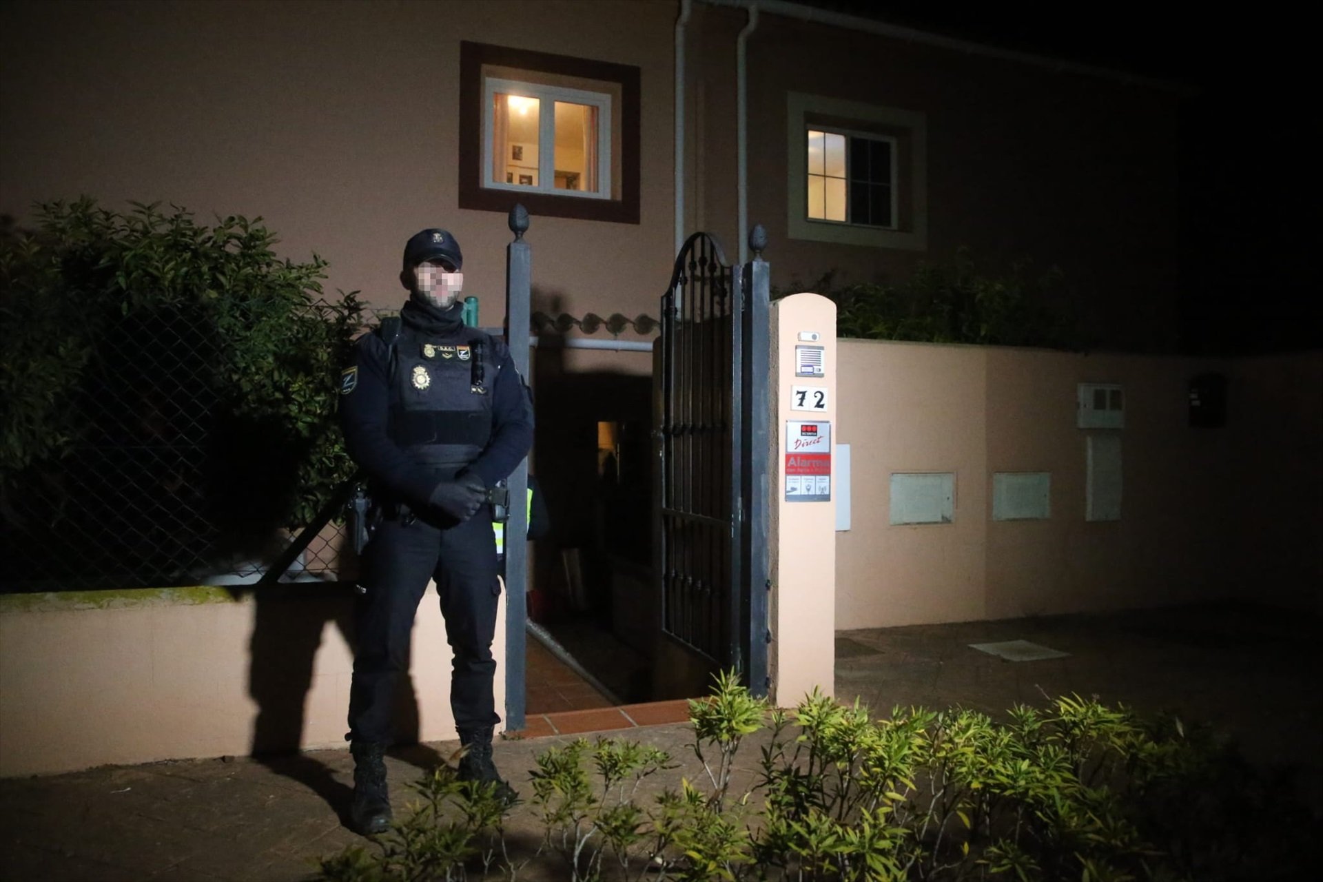 Varios policías nacionales en el domicilio donde han encontrado muertos a tiros a un hombre y una mujer en La Línea (Cádiz) / Nono Rico, Europa Press