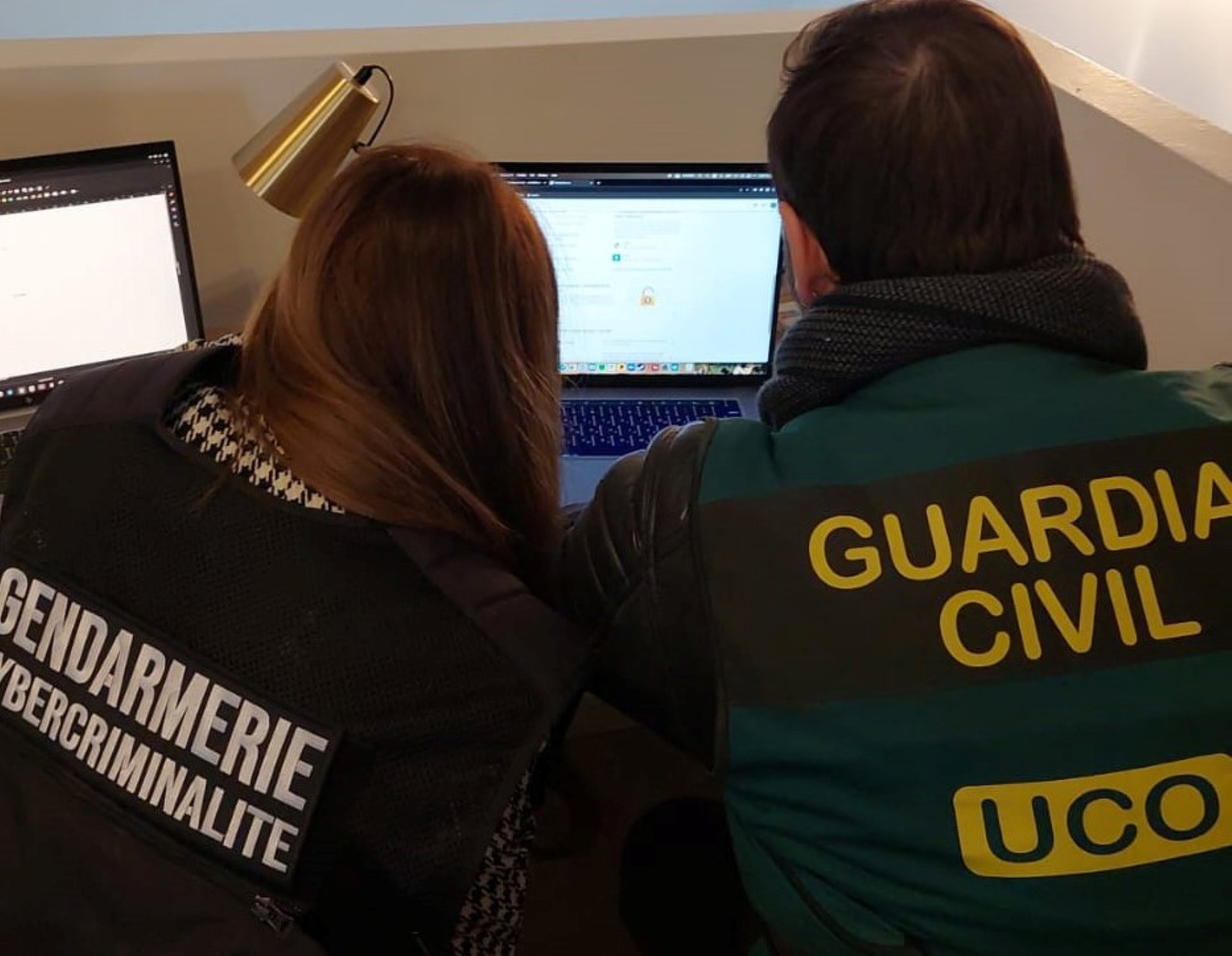 La Gerndarmeria francesa i la Guàrdia Civil espanyola durant l'investigació internacional dels capos de les criptomonedes