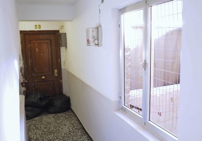 Imatge de la porta del pis de Valladolid on va ser trobada morta la dona aquest cap de setmana /EFE/R. García